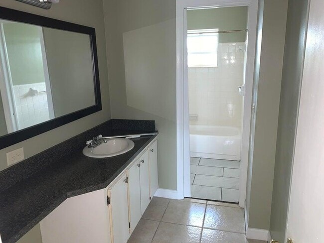 Building Photo - 761 Hummingbird Way