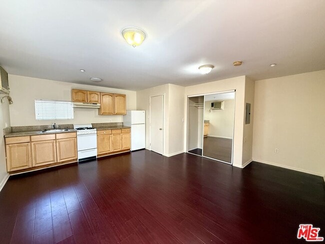Building Photo - 364 N San Vicente Blvd