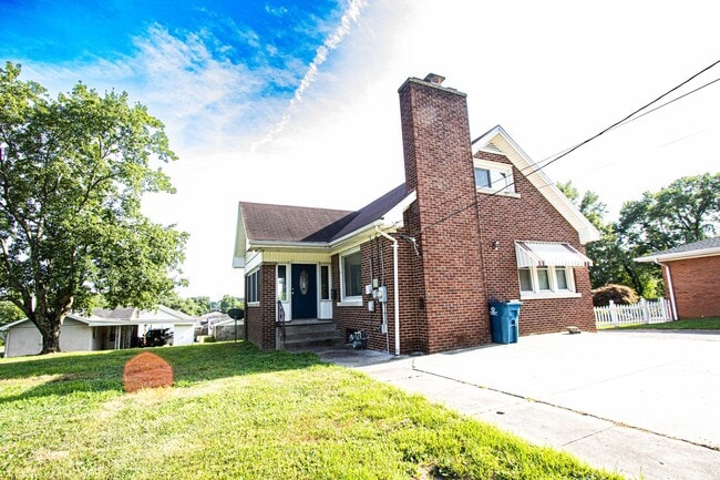 Building Photo - Coming Soon 3 Bedroom Westside House