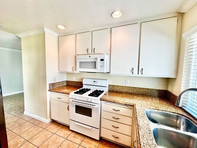 Foto del edificio - Single family home located in desirable Yorba Linda neighborhood! SMALL/MEDIUM DOGS OK!