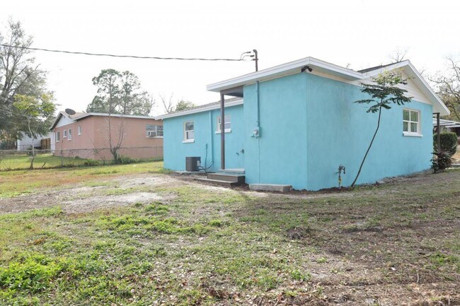 Building Photo - 1723 Bush Ave