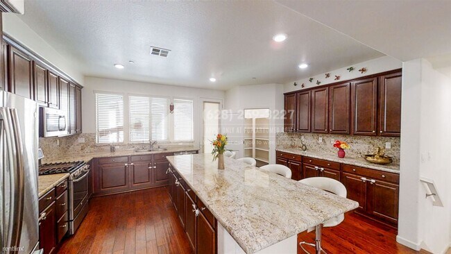 Building Photo - 4 br, 3.5 bath Townhome - 212 Montalcino C...