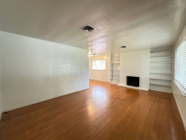 Building Photo - Great Location near McKinley Park!