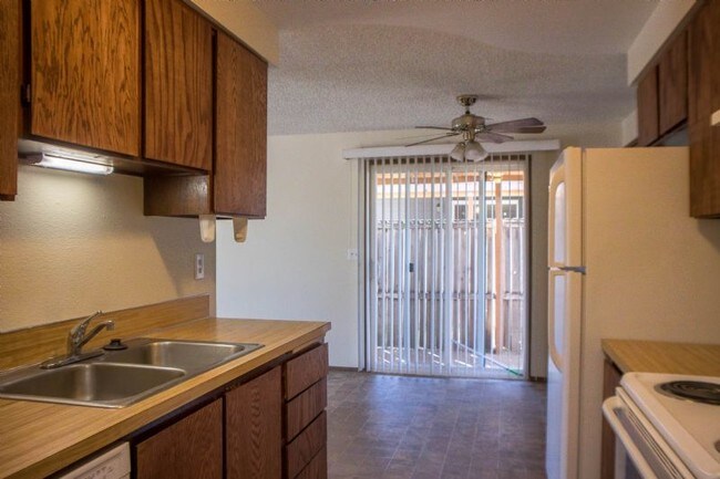 Building Photo - 3 Bedroom duplex in great location!
