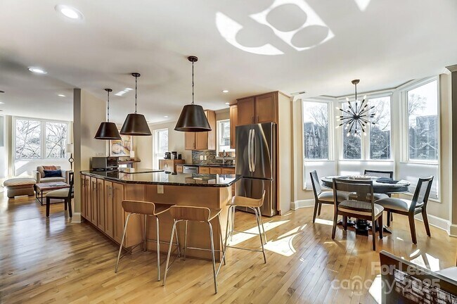 Foto del edificio - 328 W 6th St