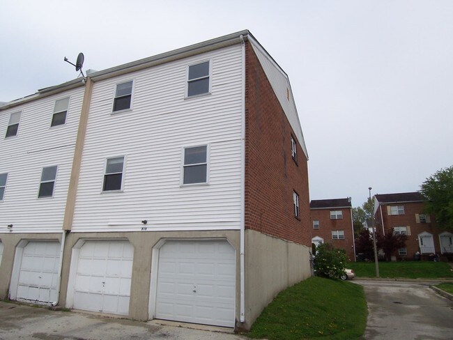 Building Photo - 808 Bunting Ln