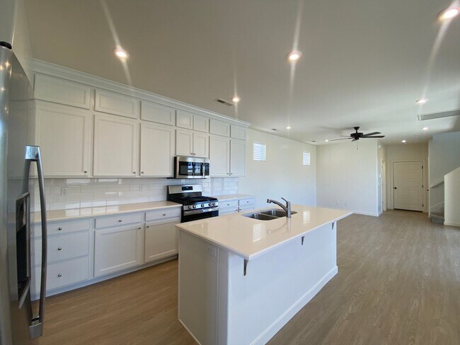 Building Photo - SPACIOUS HOME AVAILABLE IN DESERT COLOR!