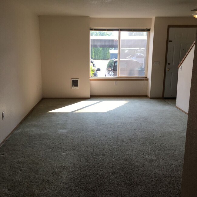Building Photo - MOVE IN SPECIAL- 50% off First 2 Month's Rent! Pet-Friendly 2 Bedroom, 2 Bath Apartment in Newberg