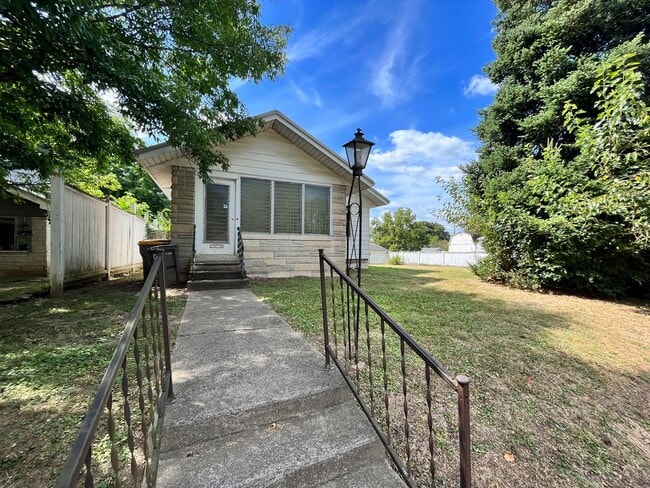 Building Photo - AVAILABLE NOW!