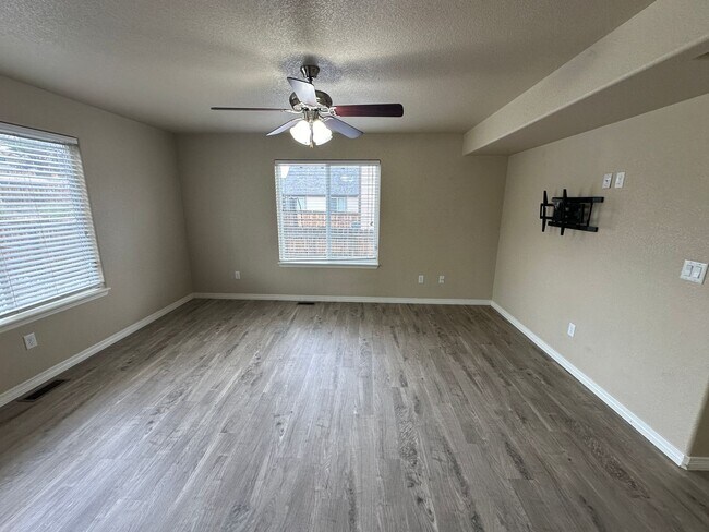 Foto del edificio - FANTASTIC 3 BEDROOM 2.5 BATHROOM LOCATED I...