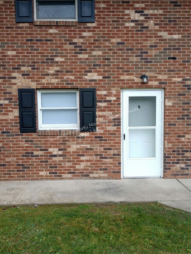 Building Photo - 536 Center Grange Rd