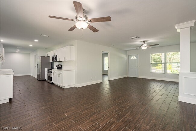 Foto del edificio - 3831 31st Ave SW