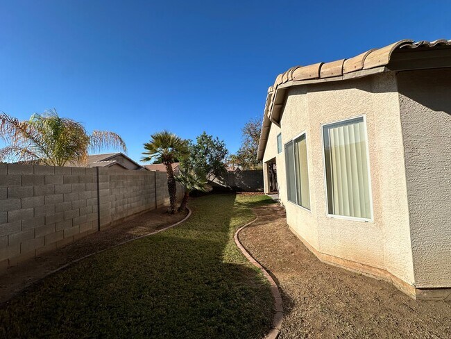 Building Photo - SINGLE LEVEL 4 BEDROOM HOME WITH 2 CAR GAR...