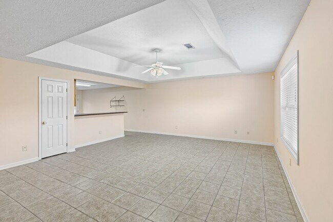 Foto del edificio - Duplex Available in June!