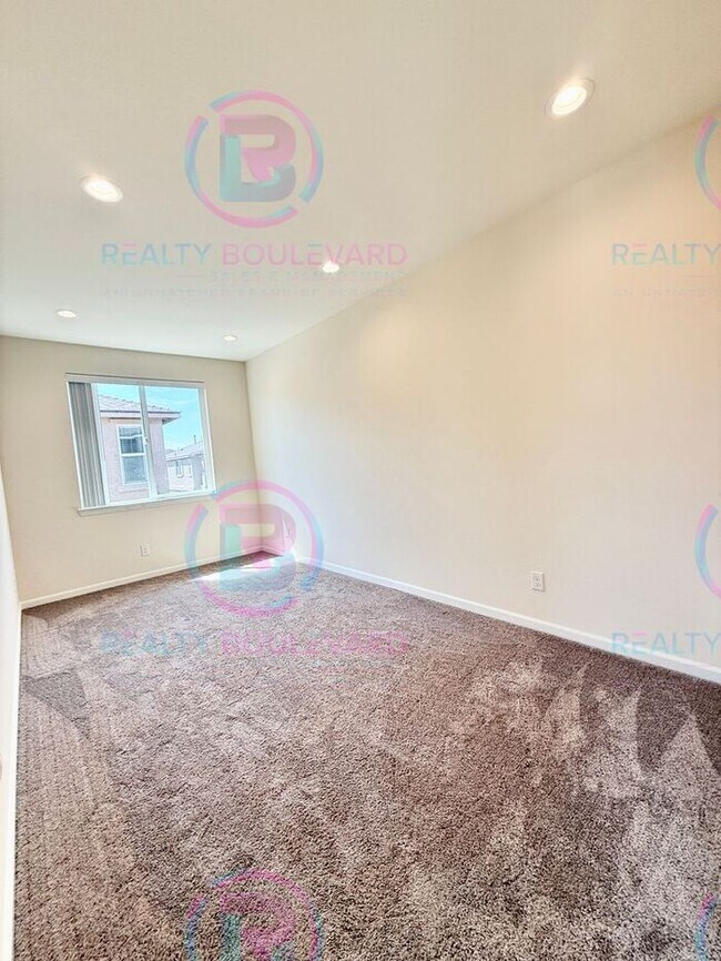 Foto del edificio - 1/2 Month Free !Modern Comfort and Conveni...