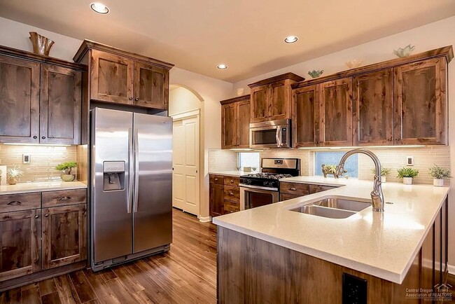 Building Photo - **Coming Soon - Unfurnished** Modern Livin...
