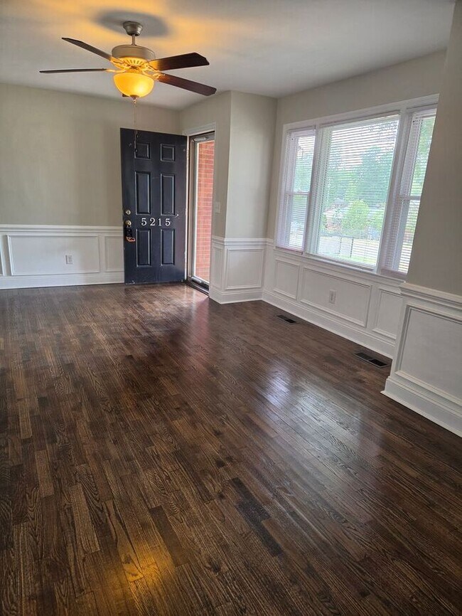 Foto del edificio - 5215 Redwood Dr