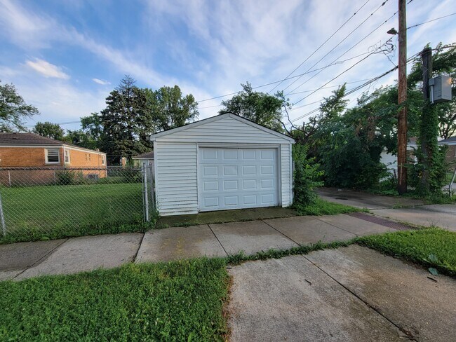Foto del edificio - 9900 S Paxton Ave