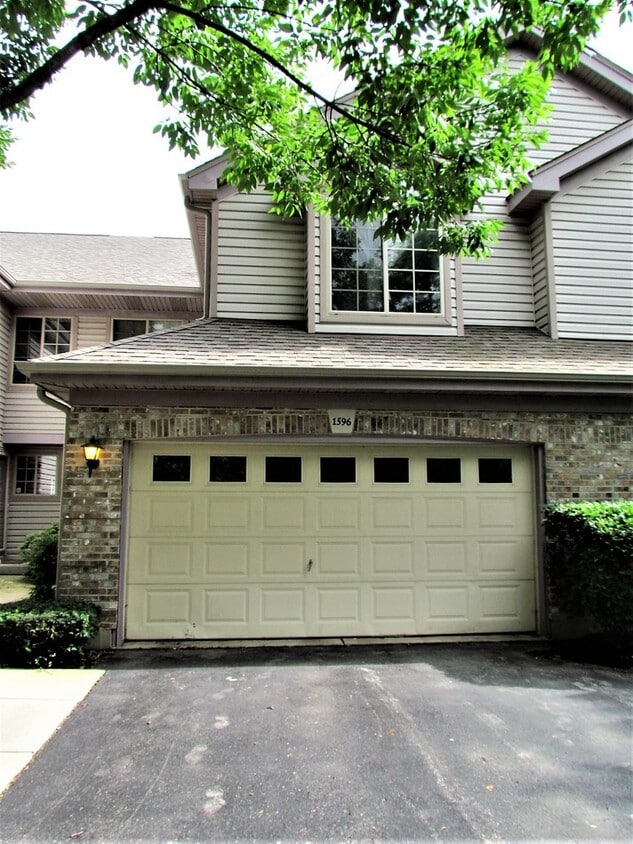 Primary Photo - 1596 N St Marks Pl