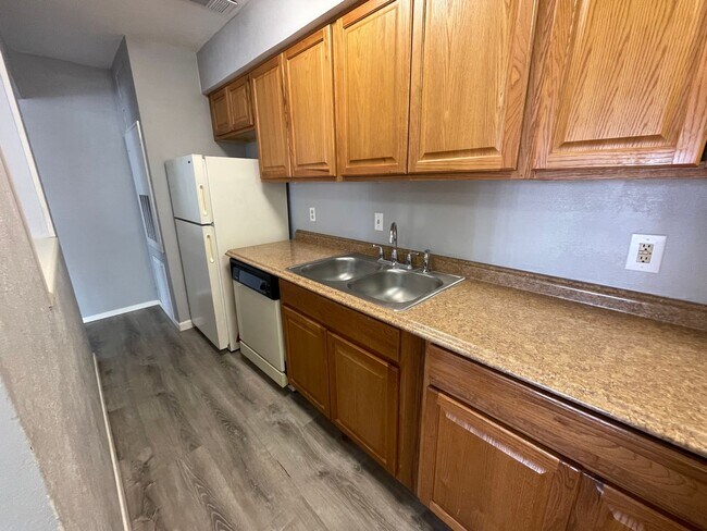 Foto del edificio - SUBLEASE AVAILABLE FOR IMMEDIATE MOVE IN - 2 Bedroom 2 Bathroom Condo