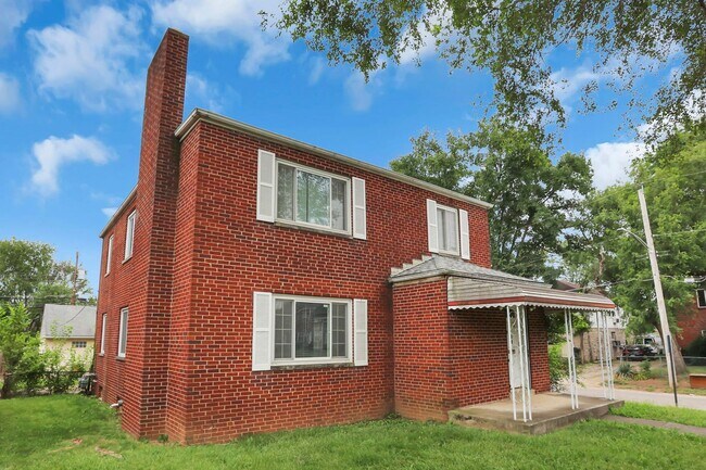 Building Photo - 404 S Chase Ave