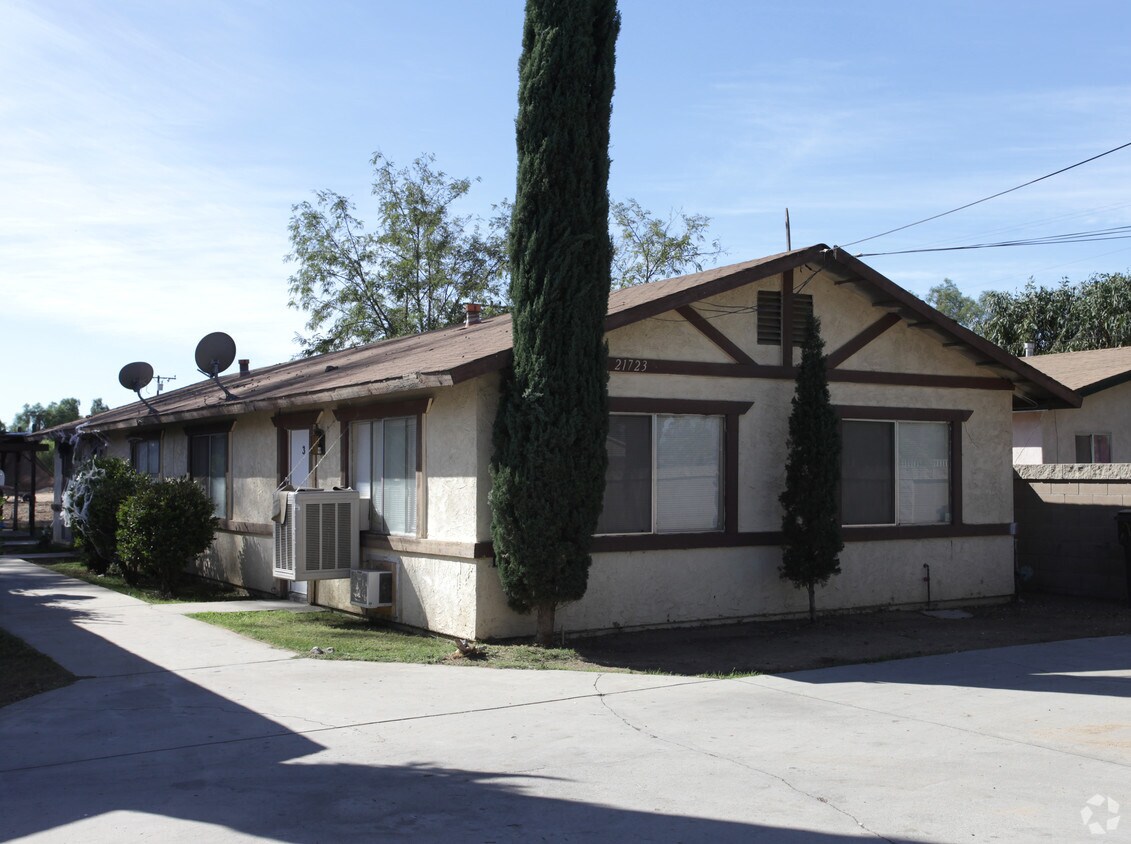 Primary Photo - 21723-21725 Dracaea Ave