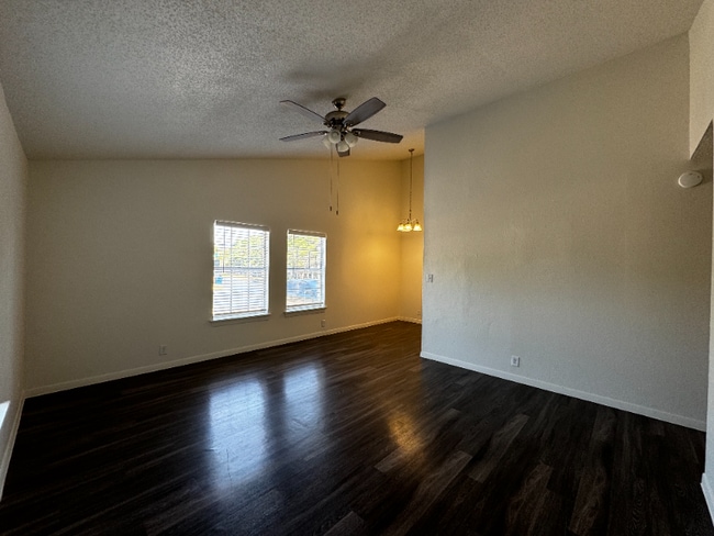 Foto del edificio - 313 Flournoy Dr