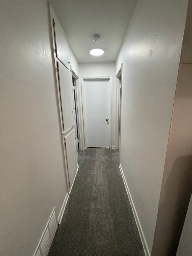 Building Photo - Section 8 Accepted, Pets Accepted, Off str...