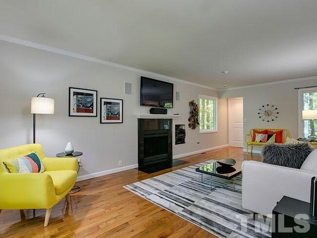 Foto del edificio - Gorgeous 3 Bedroom Home, Hardwood Floors, ...