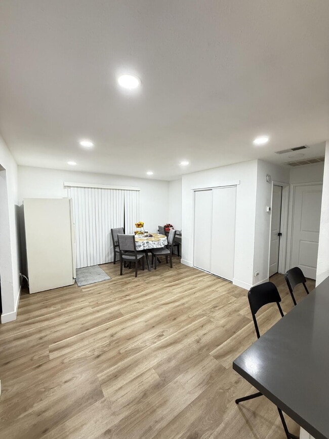 Foto del edificio - "Charming 2-Bed Duplex in Rancho Cordova – 1,110 Sq Ft of Comfort!"