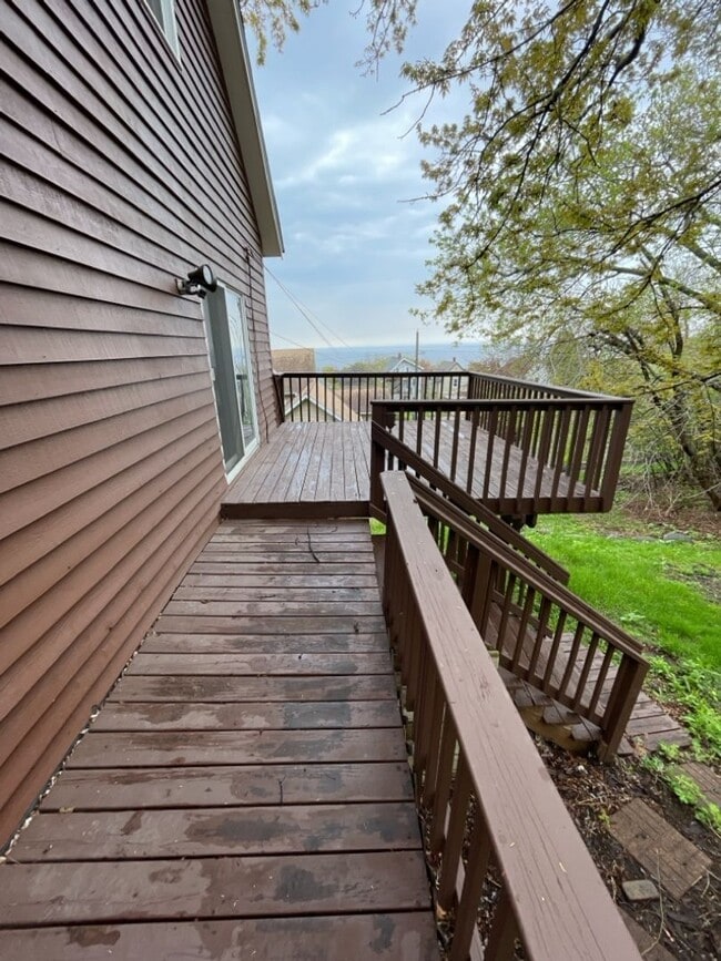 Building Photo - AVAILABLE JUNE - 5 Bed 2 Bath In East Hillside