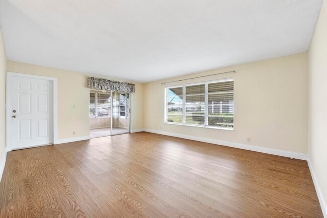 Building Photo - 212 W High Point Terrace