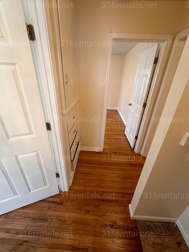 Foto del edificio - $725 - 2 bed 1 bath - Duplex *COMING SOON*