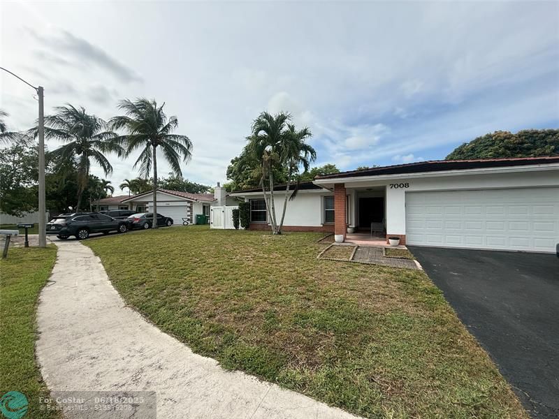 Foto principal - 7008 NW 81st St