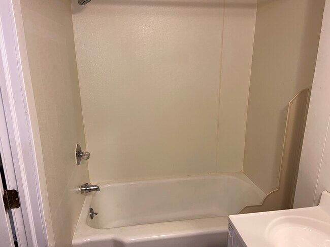 Building Photo - 9 River St