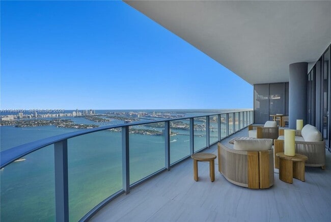 Foto del edificio - 700 NE 24th St
