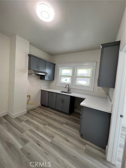 Building Photo - 220 E Kingsley Ave