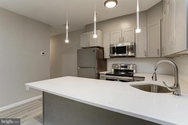 Building Photo - 400 N Highland Ave