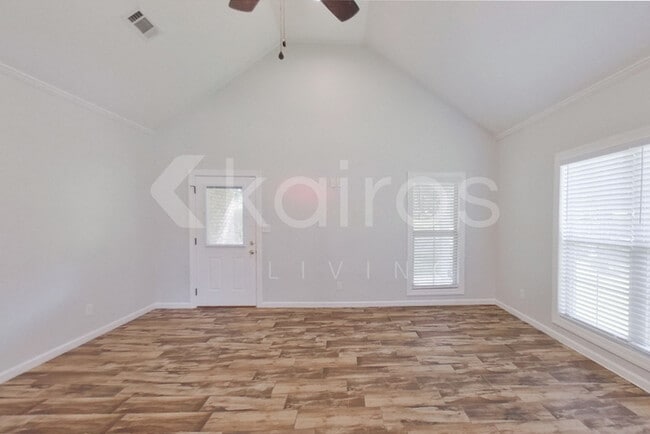 Building Photo - 109 White Water Ln