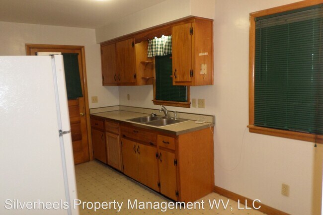 Building Photo - 3 br, 1 bath House - 1115 Tefft Street