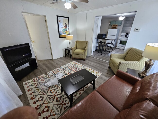 Building Photo - 619 End Ct