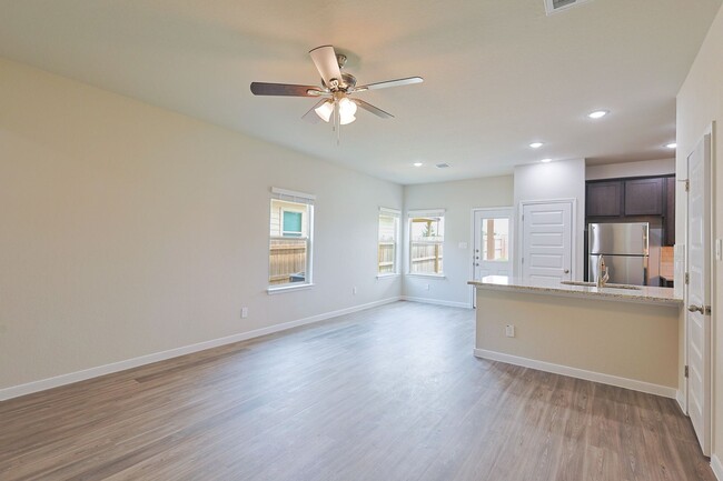 Building Photo - Modern Townhouse in New Braunfels