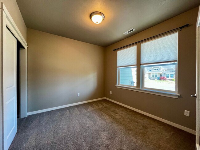 Foto del edificio - Non-Refundable & Security Deposit Total: $2800.00