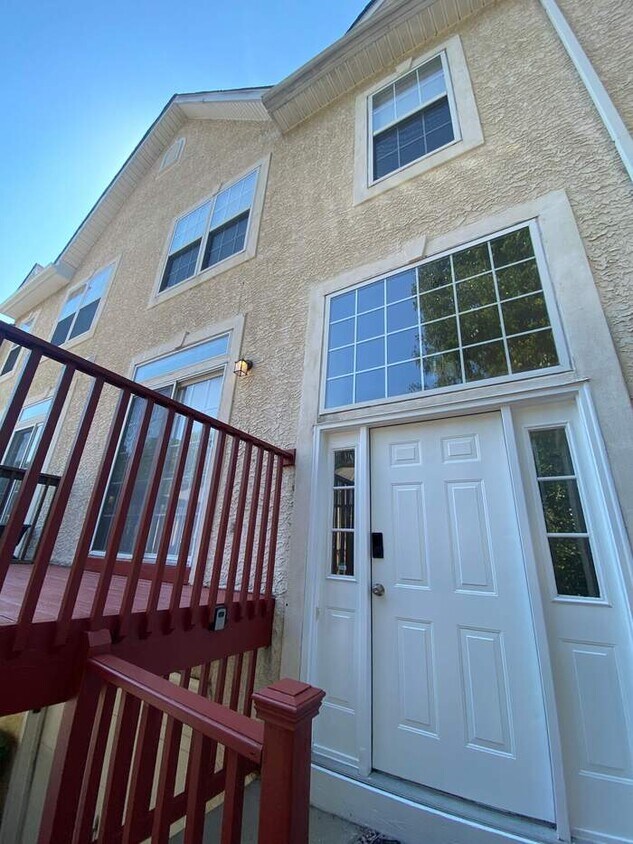 Foto principal - AVAILABLE NOW! -16 Thomas Ln N, Newark, DE...