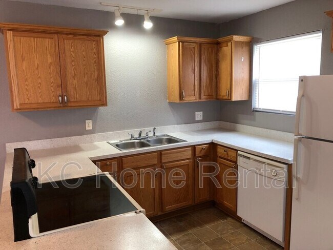Building Photo - 1003 S Hocker Ave