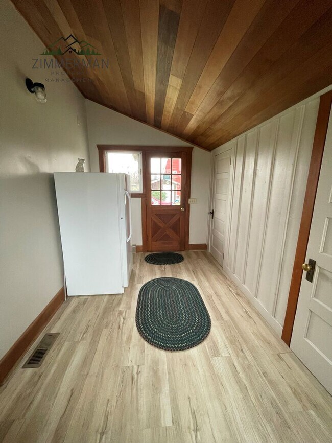 Foto del edificio - Adorable Updated Farmhouse in Creswell, OR