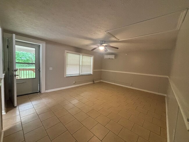 Building Photo - 1701 Jackson Hollow Rd