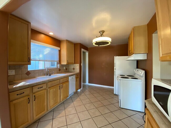 Building Photo - Beautifully updated 2br/1ba Home