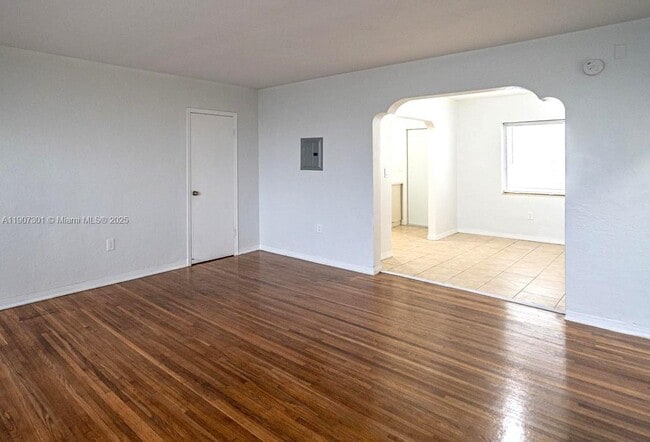 Foto del edificio - 7711 Dickens Ave