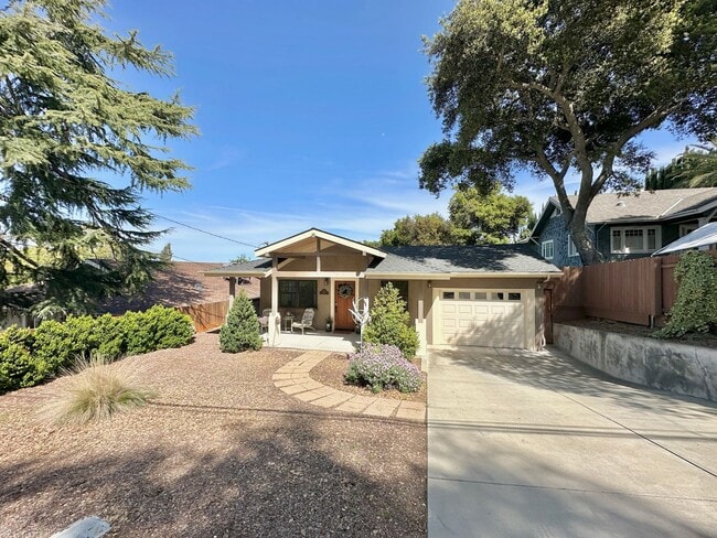 Foto del edificio - Charming 3 Bedroom 2 Bathroom Single Family Home Available June 5th *DO NOT DISTURB TENANT*